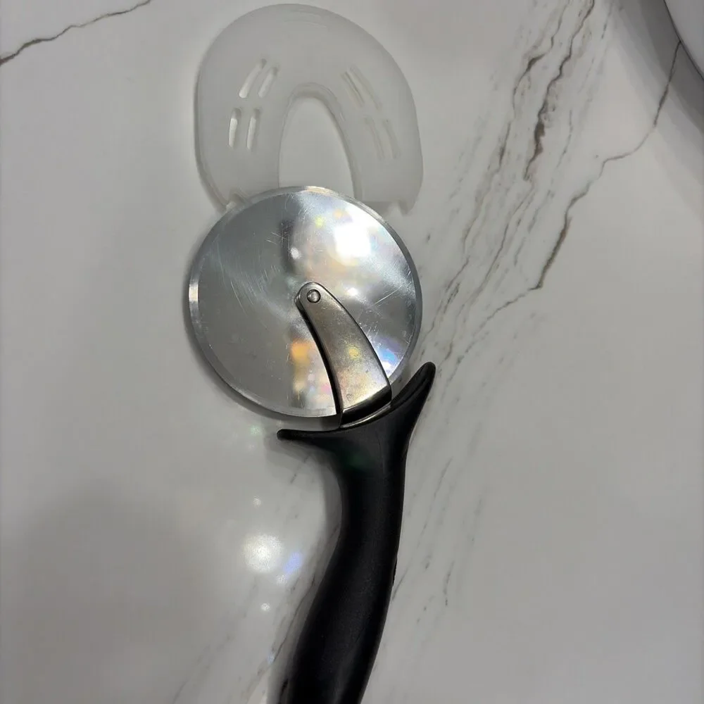 The Pampered Chef Stainless Steel Pizza & Crust Cutter With Blade Cover #1303